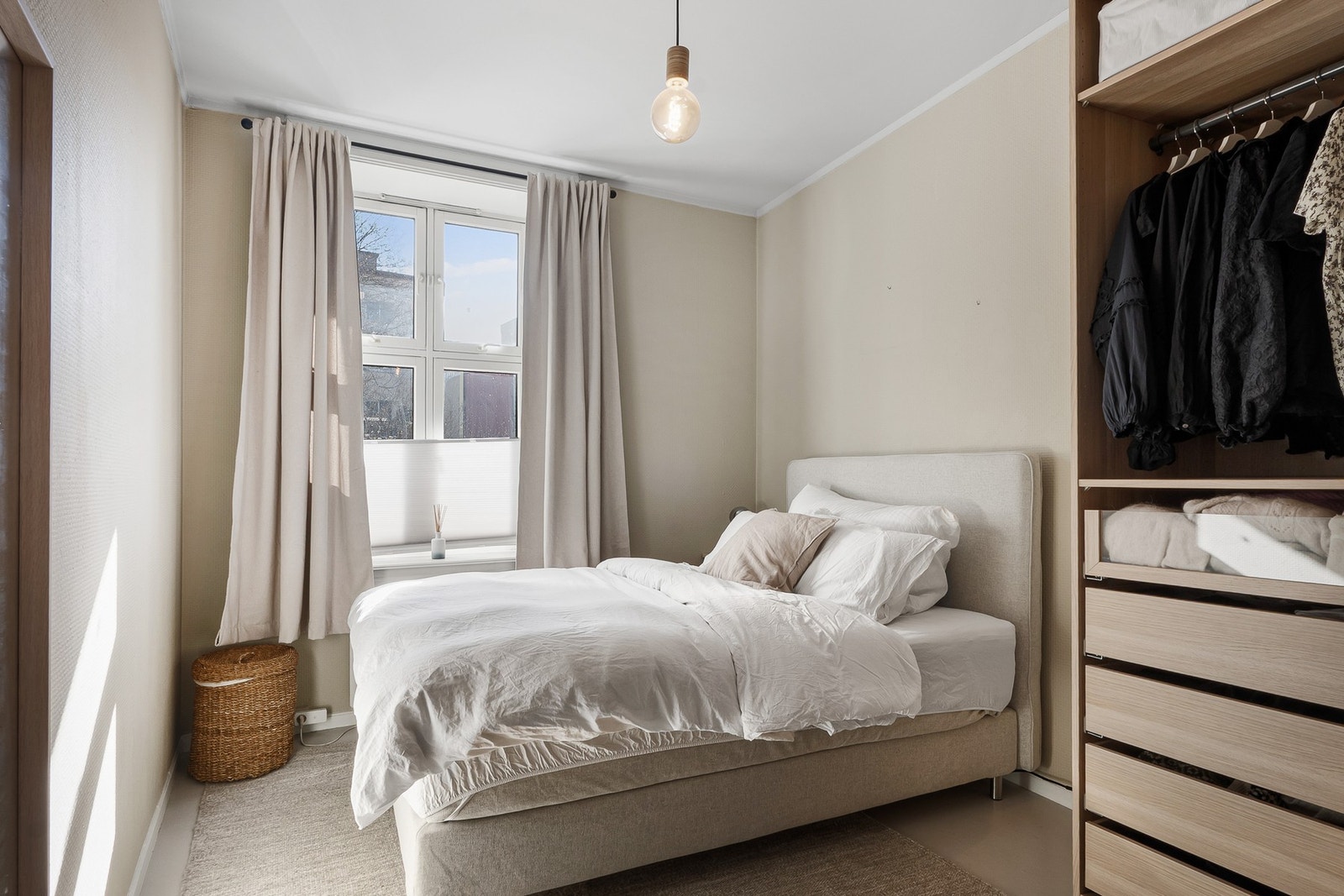 Hovedsoverommet er av god størrelse med plass til dobbeltseng og vindusflater ut mot rolig bakgård uten innsyn. Galleribilde