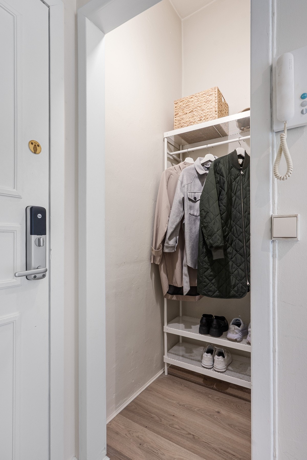 Entré med oppbevaring for sko og yttertøy. Galleribilde