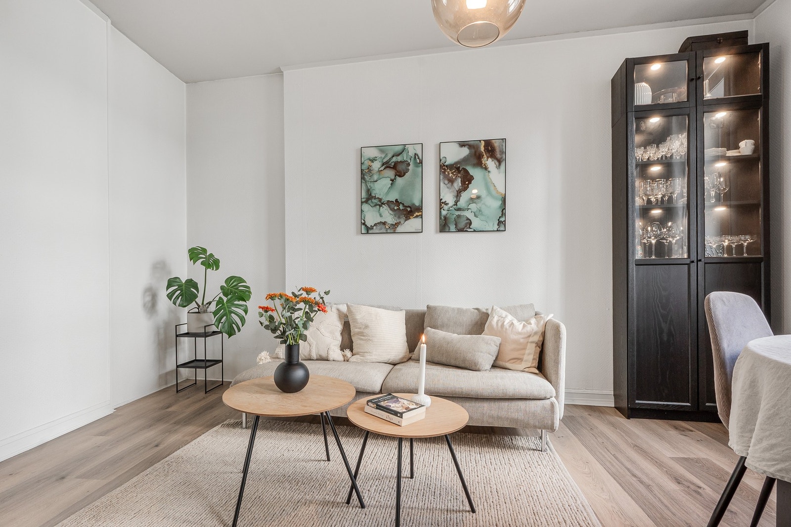 I stuen er det elektrisk gulvvarme som bidrar med varme på kalder dager. Galleribilde