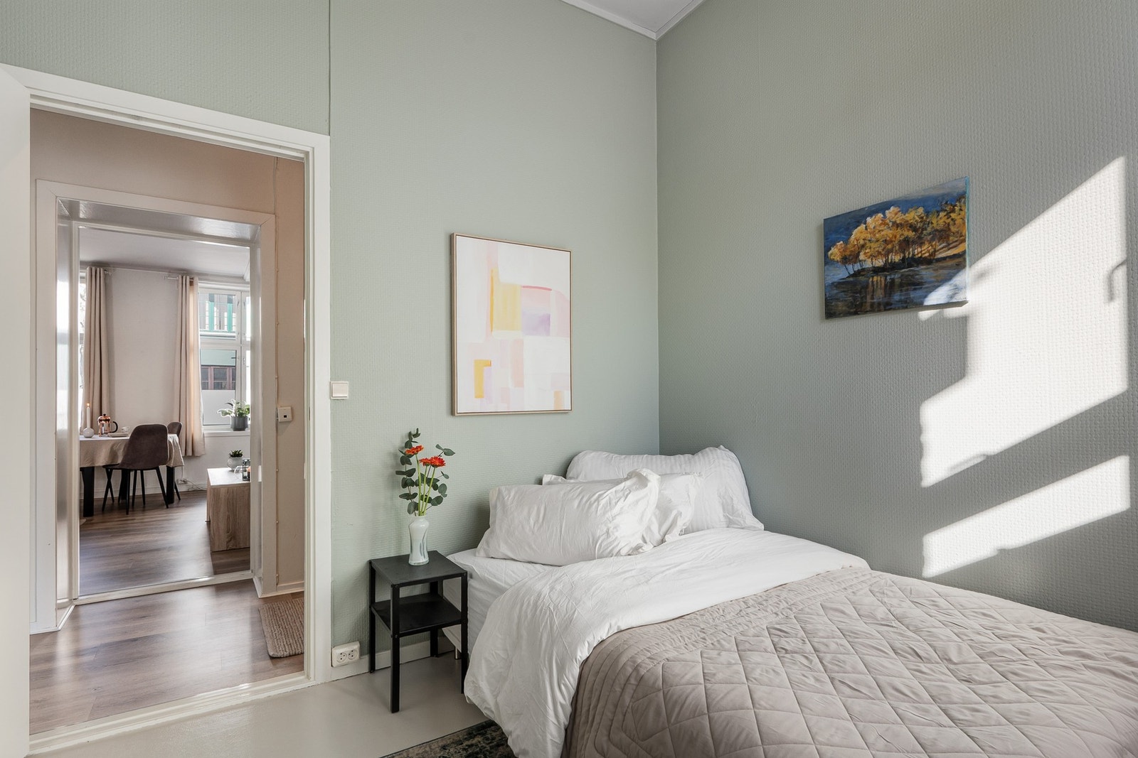 Rommet vender ut mot bakgård og er uten innsyn. Galleribilde