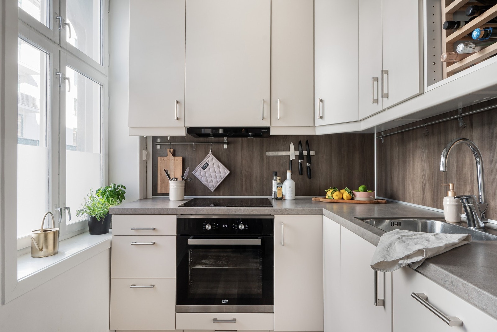 Kjøkkenet har rikelig med skap- og benkeplass. Galleribilde