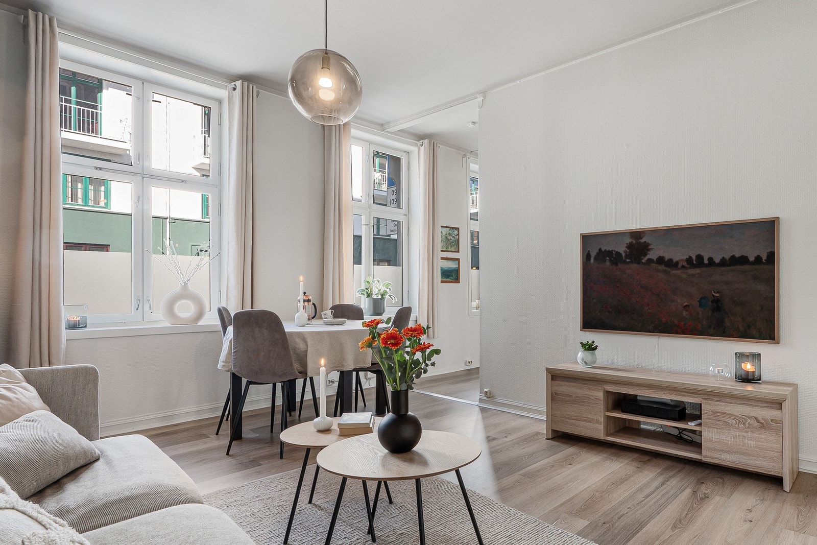 Stuen har en god størrelse med plass til både spisebord og en stor sofagruppe. Galleribilde