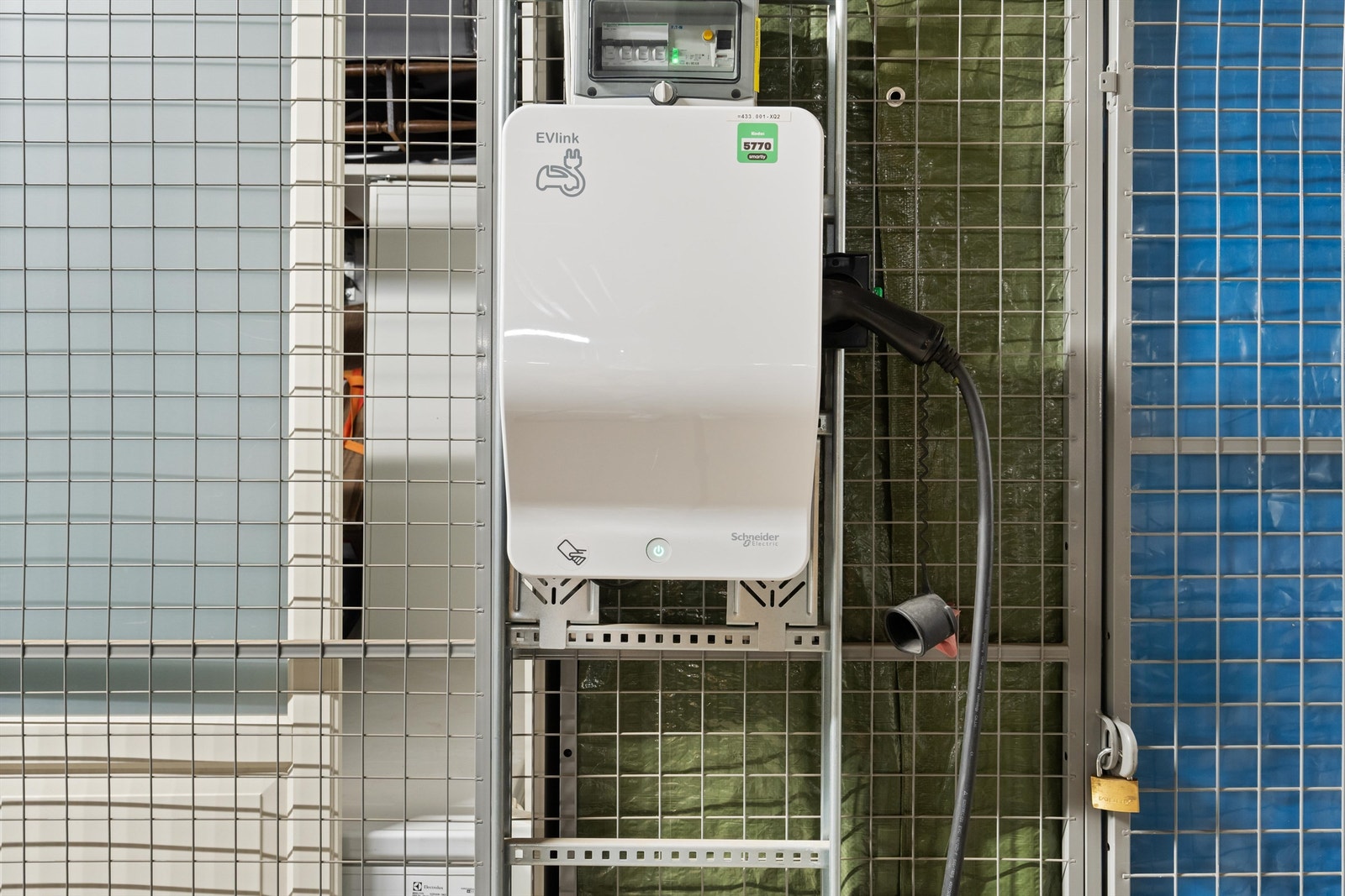 Det er etablert el-bil lader. Galleribilde