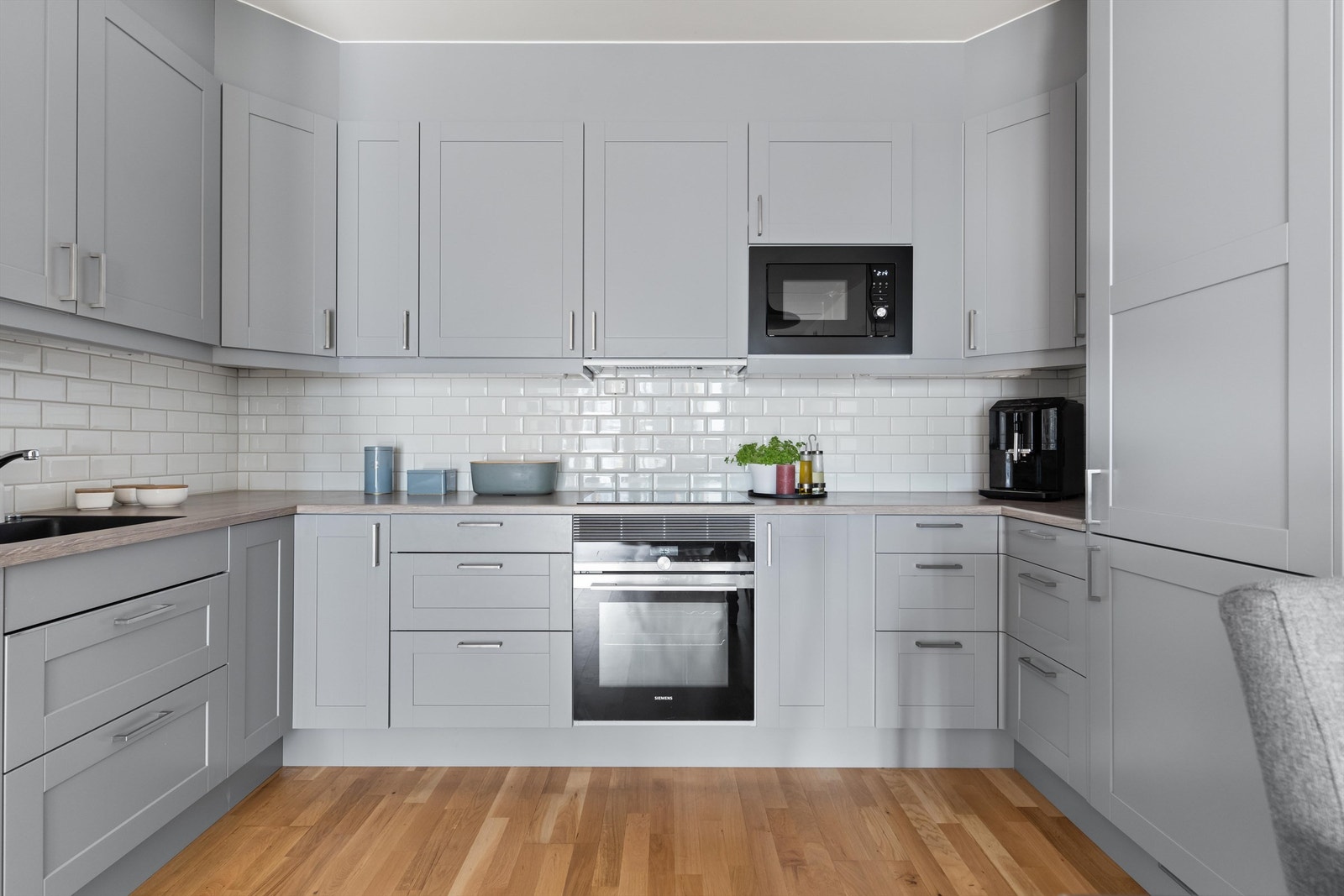 Hvitevarer på kjøkkenet som medfølger er kjøleskap, komfyr, platetopp, mikrobølgeovn og oppvaskmaskin. Galleribilde