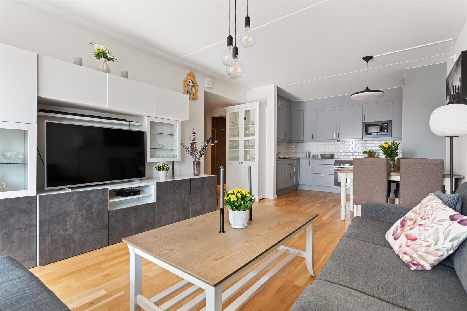 Den romslige stuen ligger i åpen løsning med kjøkkenet og byr på flere sosiale arenaer. Galleribilde