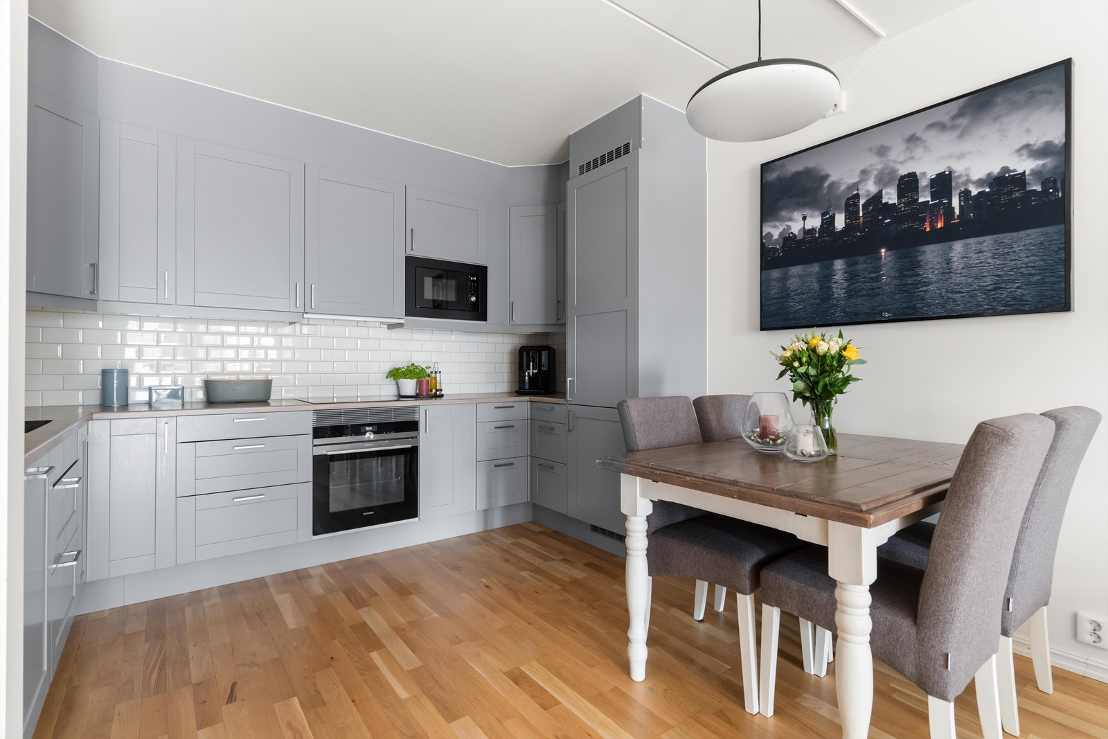 Kjøkkenet holder god standard og har en stilren innredning med gode arbeidsflater. Galleribilde