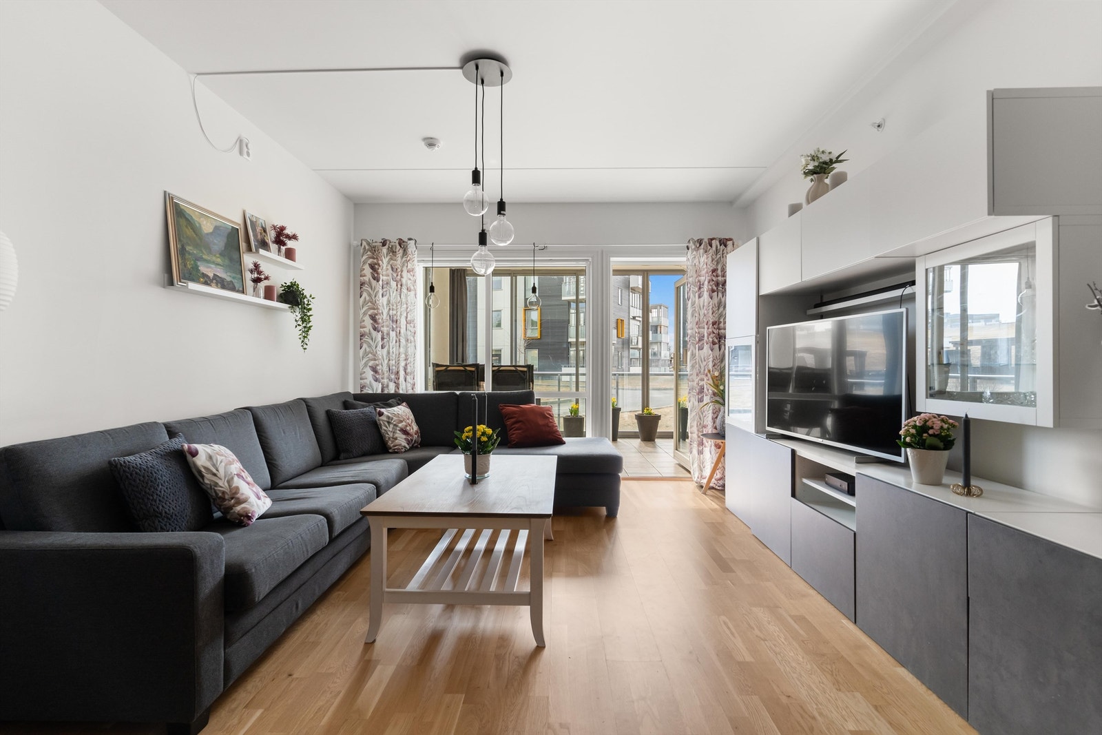 Fra stuen er det utgang til en flott innglasset terrasse. Galleribilde