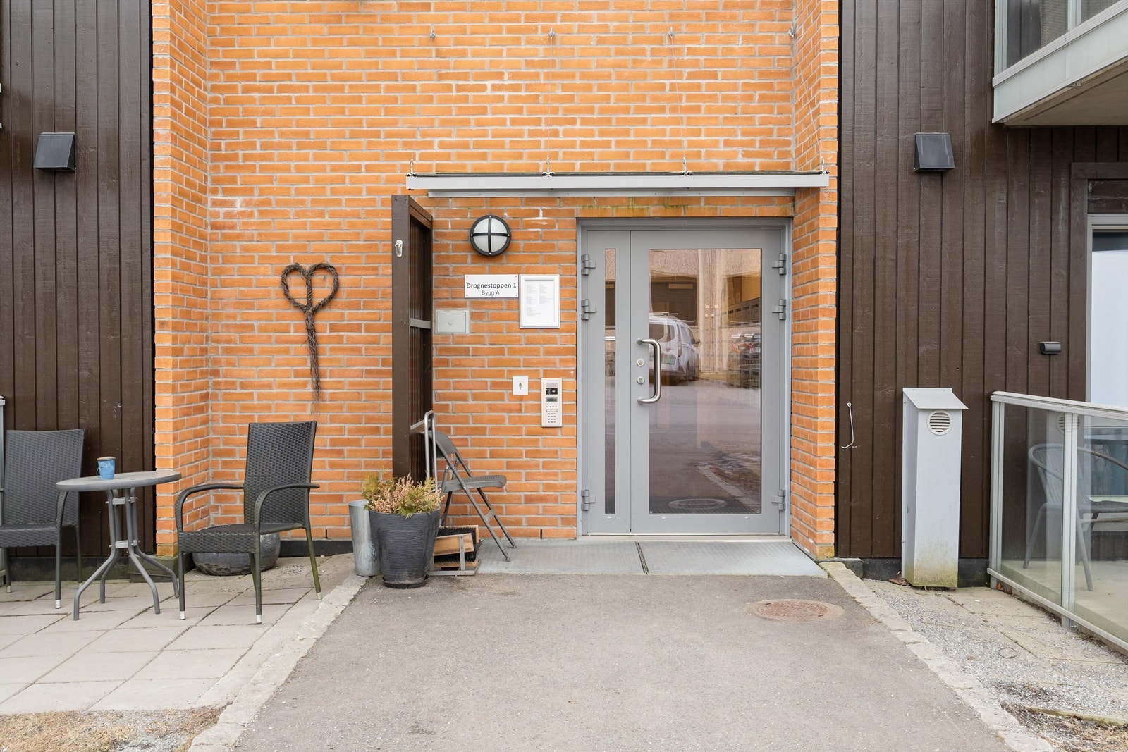 Ryddig og representabelt inngangsparti. Velkommen inn! Galleribilde