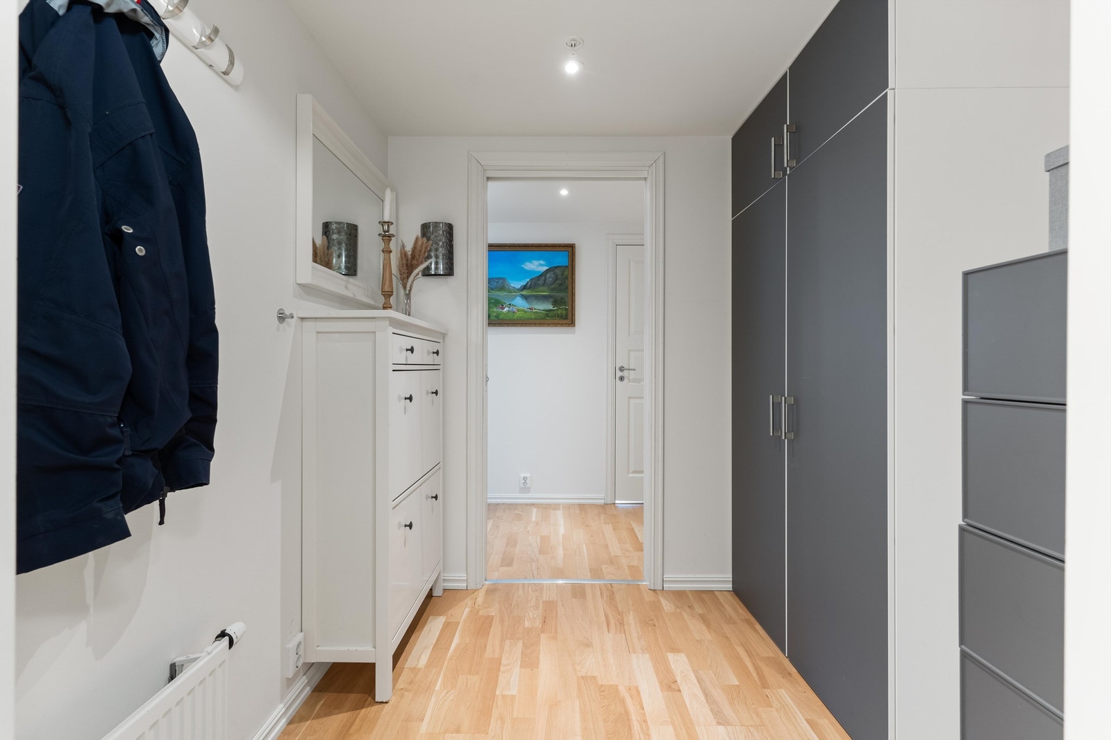 Lys entrè, med god plass til garderobeskap for yttertøy og oppbevaring. Galleribilde