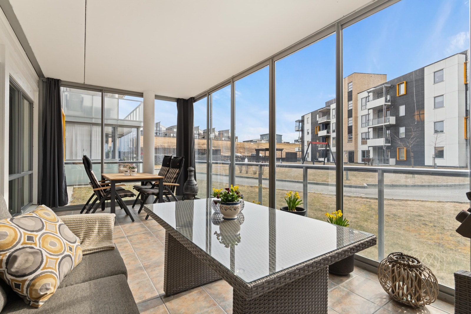 Terrassen måler 21 kvm med utsyn mot fellesarealet og boligområdet. Galleribilde