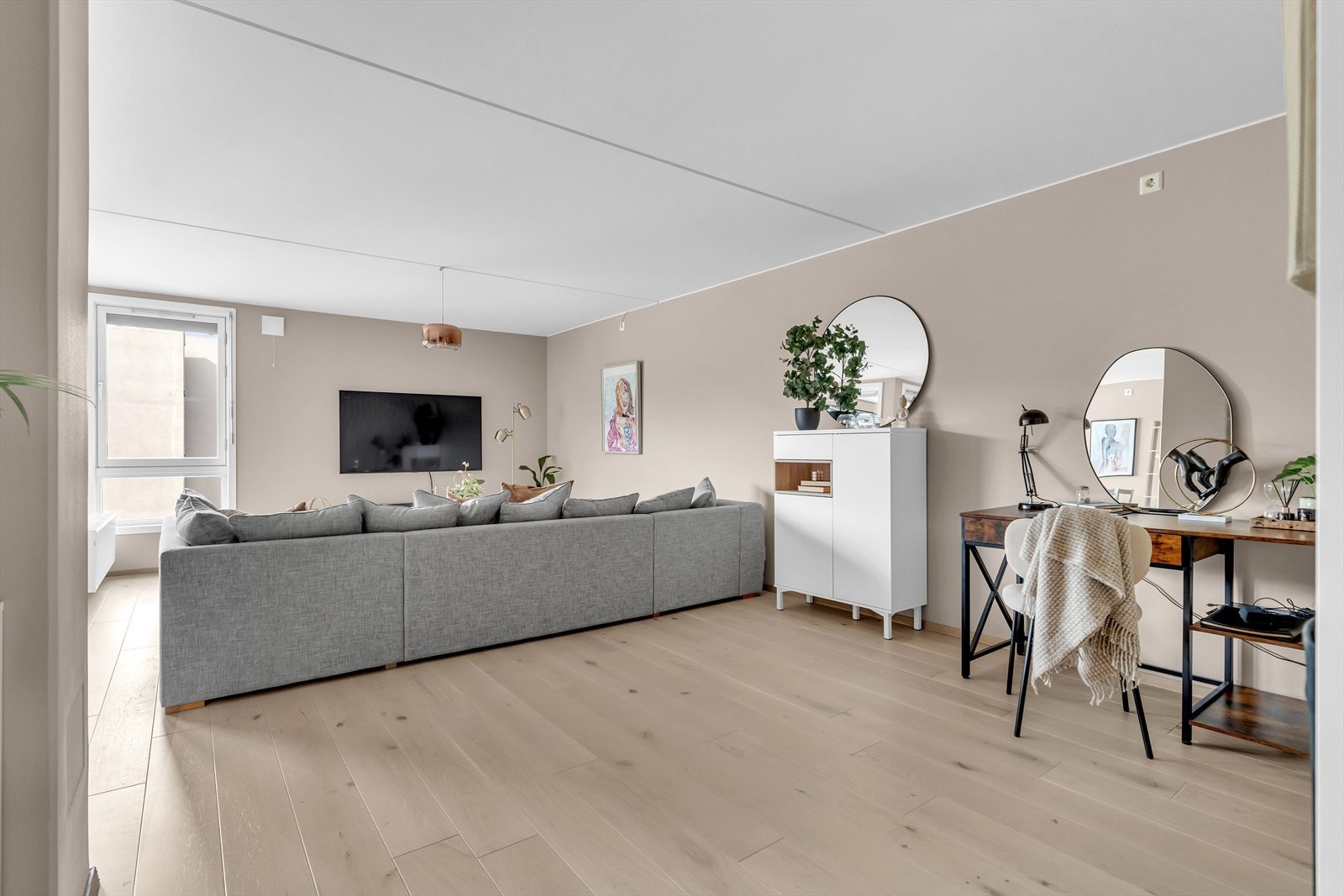 Stuen er romslig og det godt med plass til f.eks et hjemmekontor eller en ekstra sittegruppe. Galleribilde