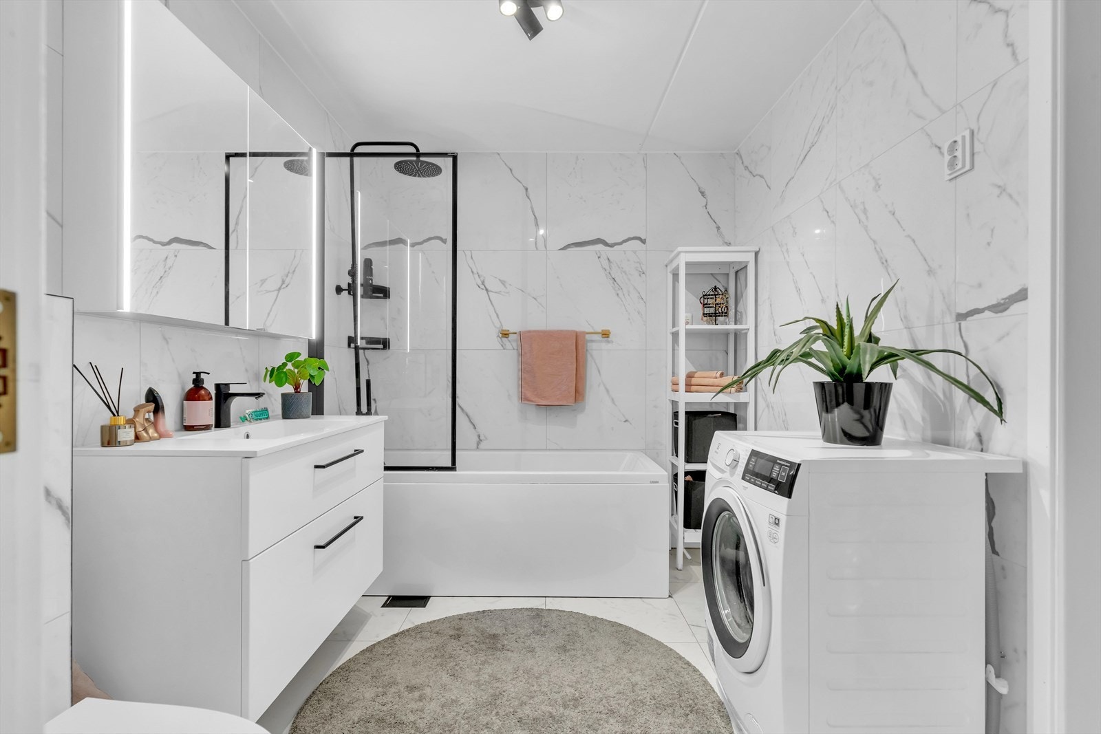 Leiligheten har et lyst og lekkert bad som ble overflateoppusset i 2021. Badet har adkomst både fra hovedsoverommet og entreen. Galleribilde