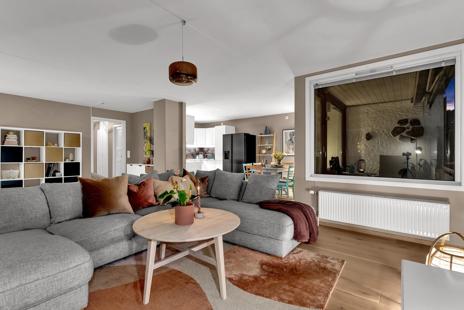 Stuen er lys og luftig med store vinduer som slipper inn rikelig med naturlig lys. Galleribilde