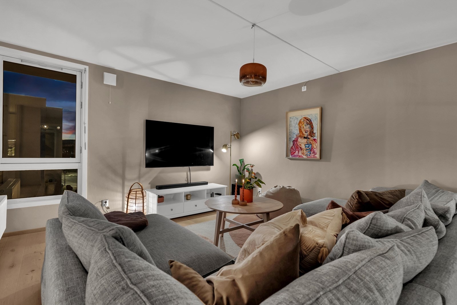 I stuen er det god plass til stor sofa og tv-løsning, samt spiseplass i overgangen til kjøkkenet, hvor det er plass til et romslig spisebord. Galleribilde
