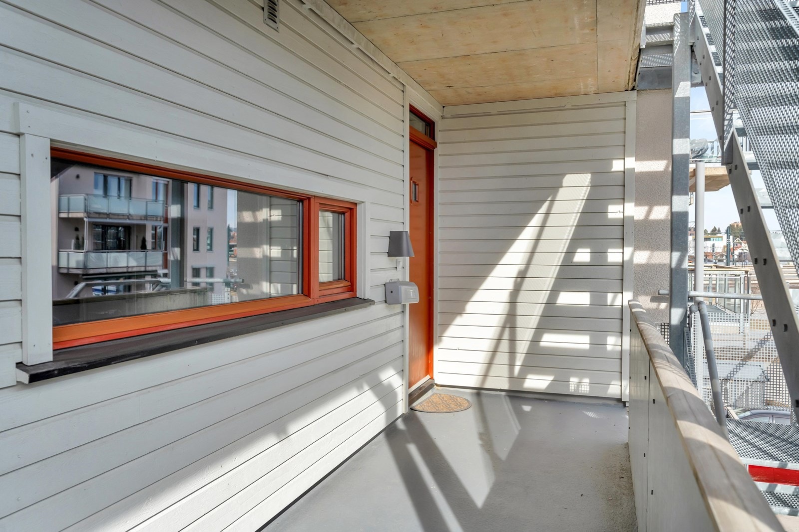 Leiligheten har adkomst via heis i bygget og har en fin beliggenhet innerst på svalgangen. Galleribilde