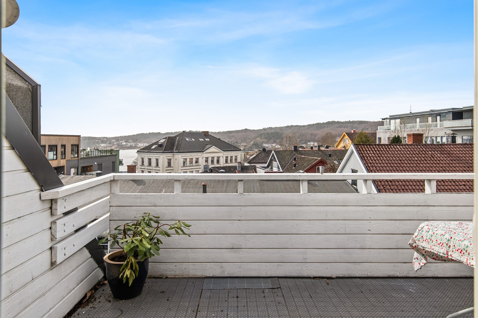 Nyt solen med utsikt til sjøen og omgivelsene Galleribilde