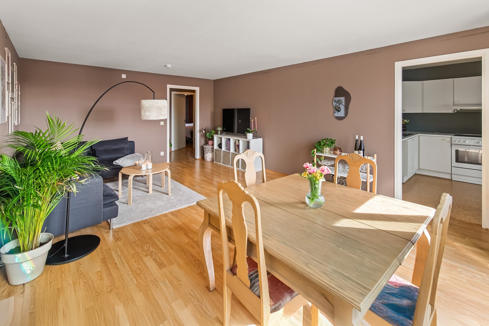 Stuen har plass til både salong og spisestue så her er det gode møbleringsmuligheter Galleribilde