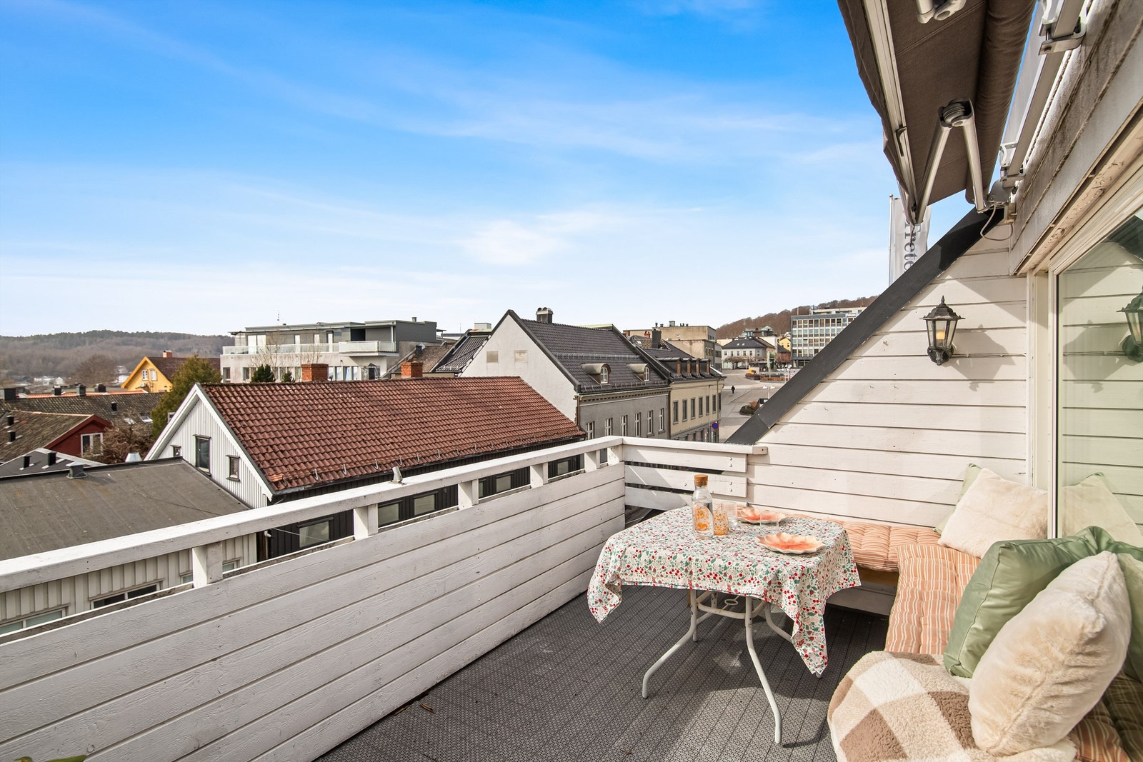 Fin balkong med kveldssol og utsikt over byen Galleribilde