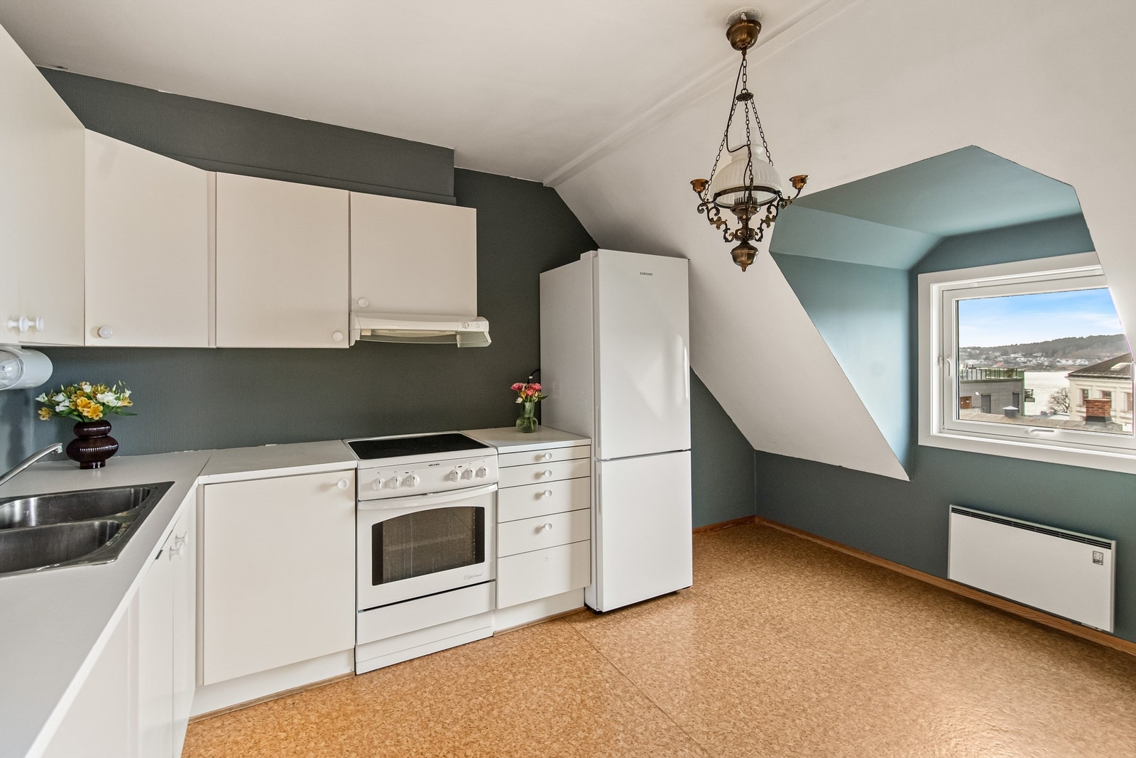 Lyst kjøkken med slette fronter og benkeplate av laminat Galleribilde