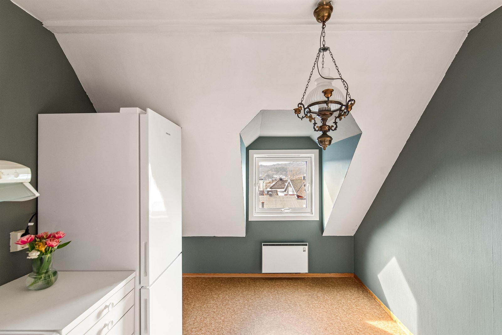 Plass til et kjøkkenbord ved vinduet der man kan se ned til sjøen over frokosten Galleribilde