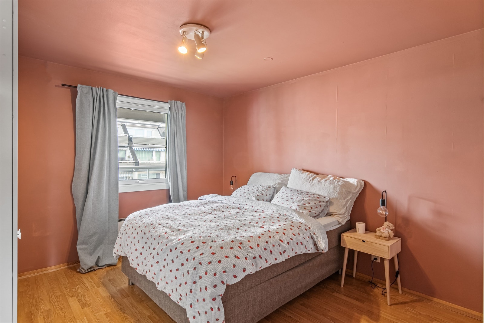 Hovedsoverommet har også garderobeløsning Galleribilde