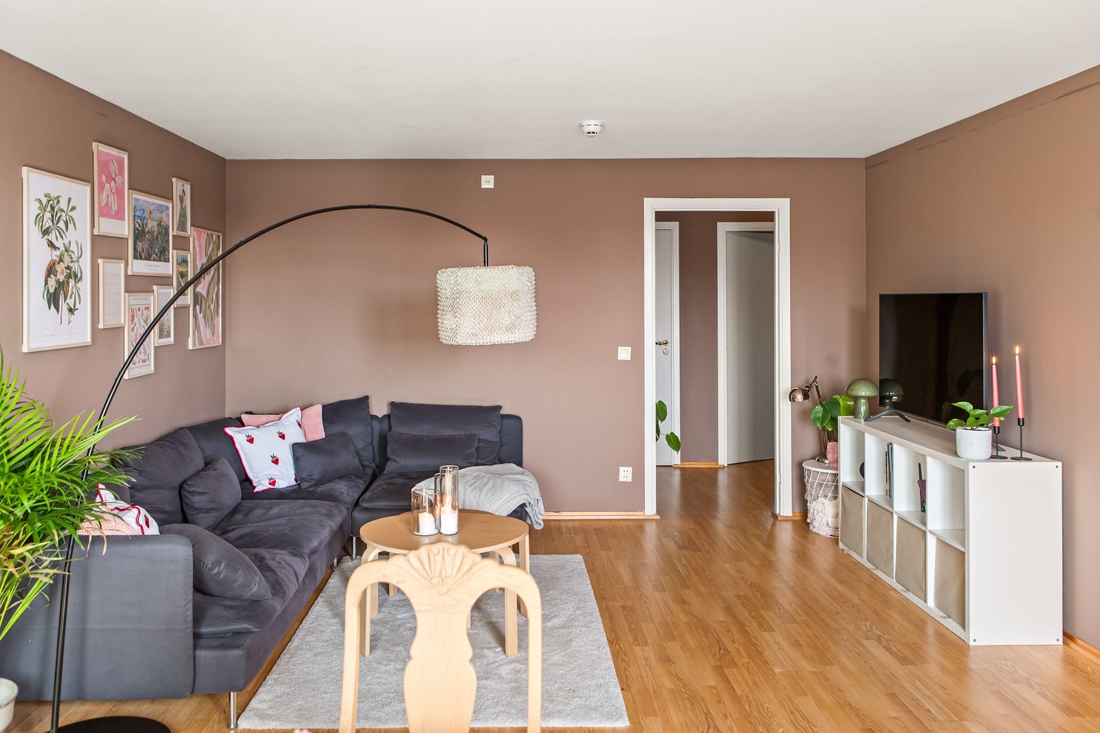 Stuen og leiligheten generelt er oppmalt i en lun og moderne farge Galleribilde