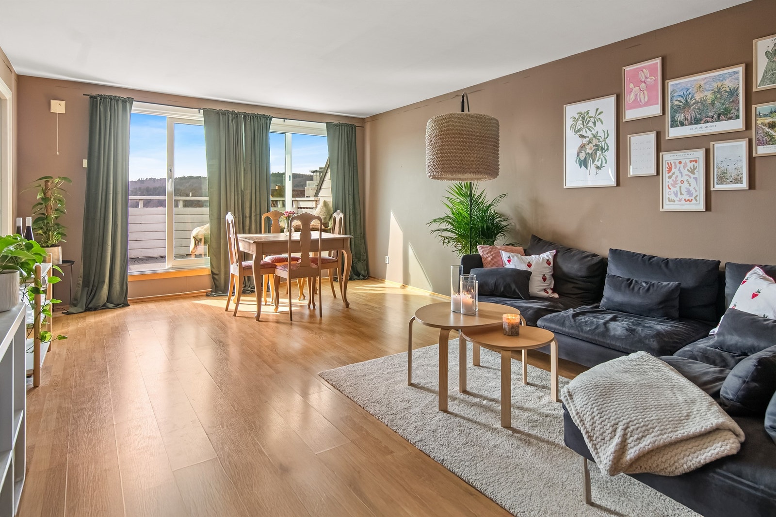 Romslig stue med store vindusflater som slipper inn godt med naturlig lys Galleribilde