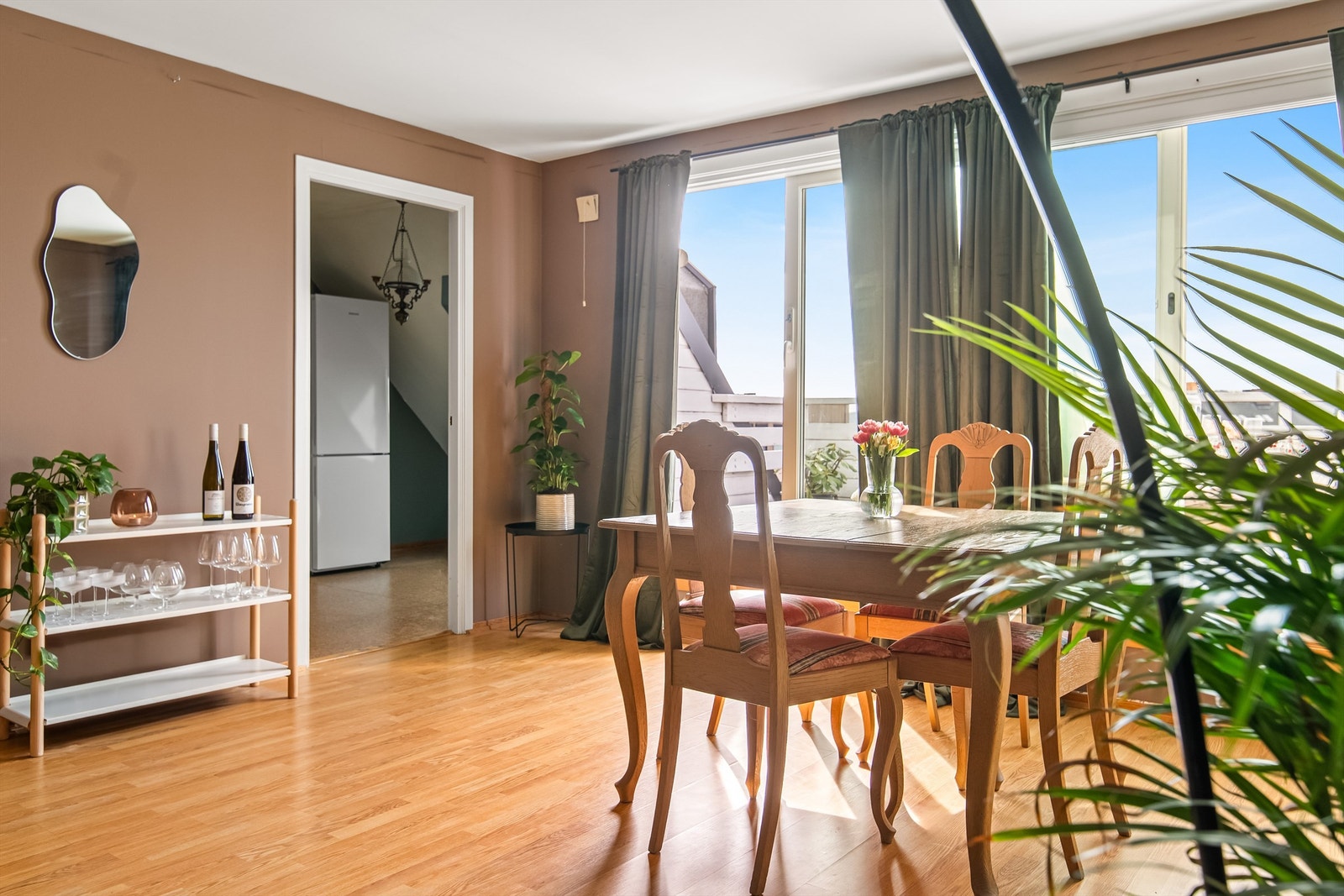 Spisestuen kan møbleres praktisk med adkomst til kjøkkenet Galleribilde