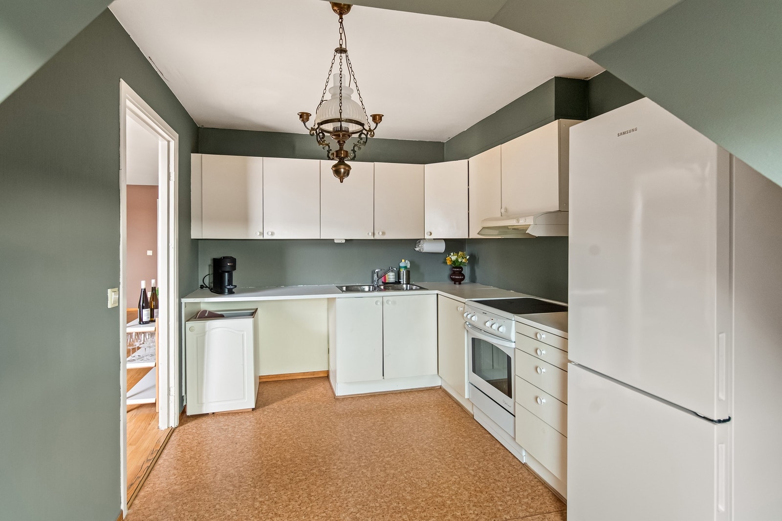 Kjøkkenet er romslig og har godt med skap og benkplass Galleribilde