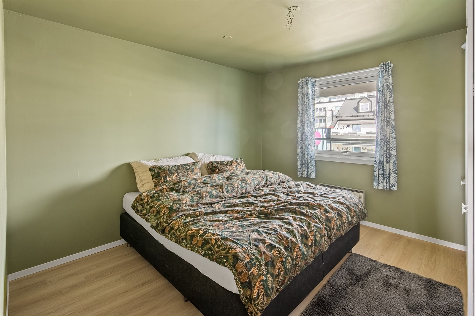 Soverom 2 også oppmalt i en lun og dempet farge Galleribilde