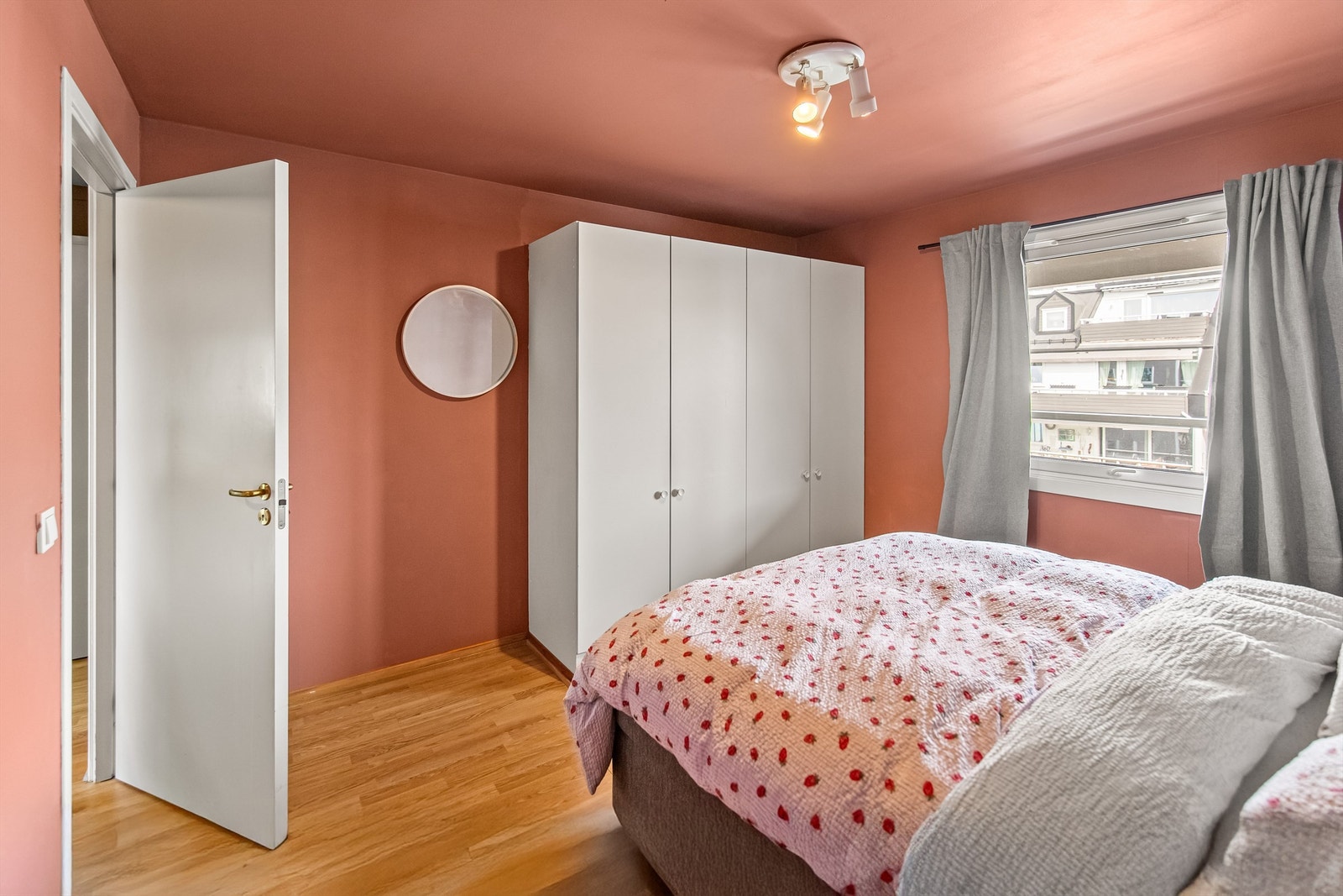 Stort hovedsoverom helmalt
i en lun og moderne farge Galleribilde