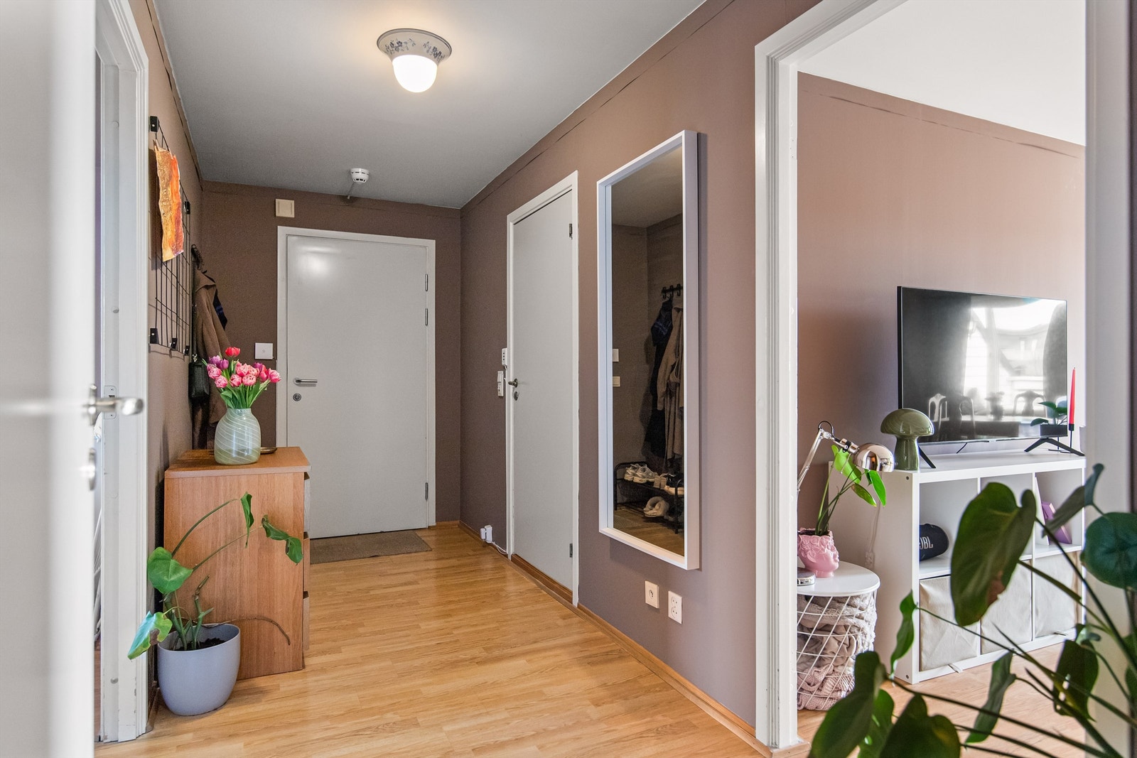 Stor og romslig hall med adkomst til bad og soverom Galleribilde