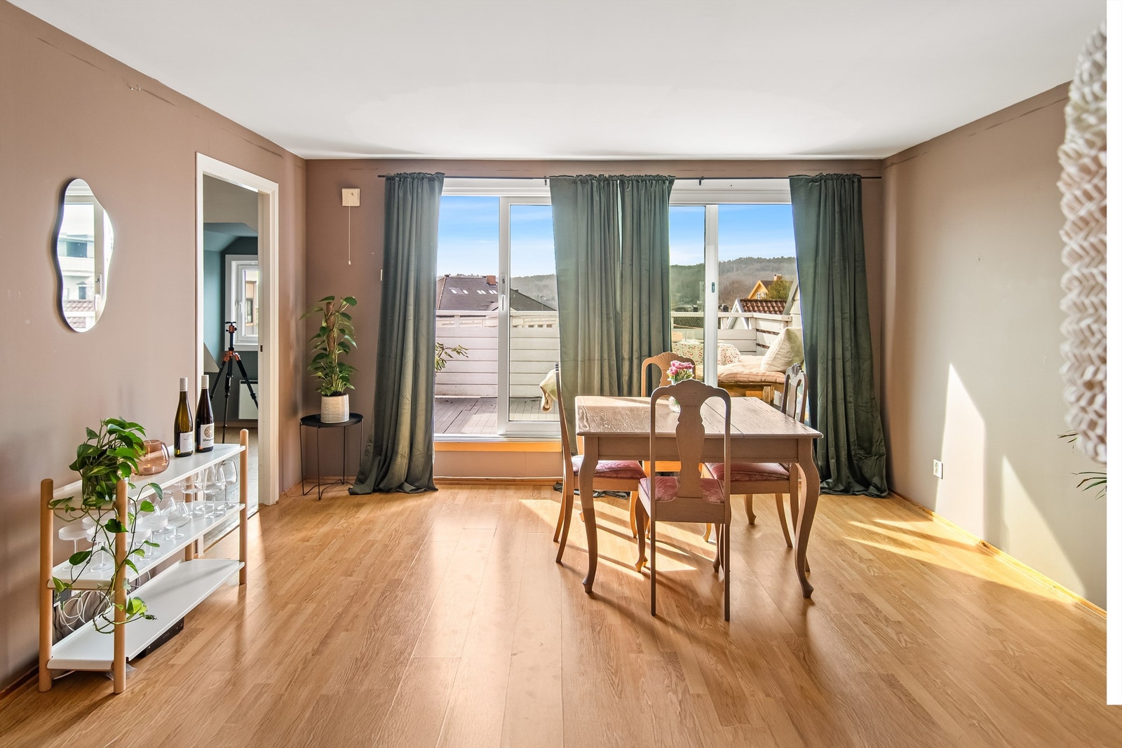 Fra stuen er det adkomst til balkong der du har utsikt ned til vannet og over sentrum Galleribilde