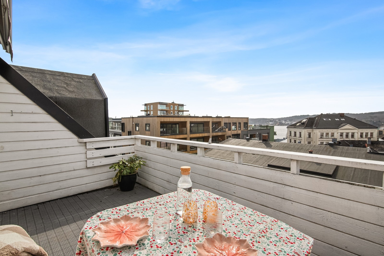 Flott uteplass på toppen av bygget med utsikt til sjøen og gode solforhold Galleribilde