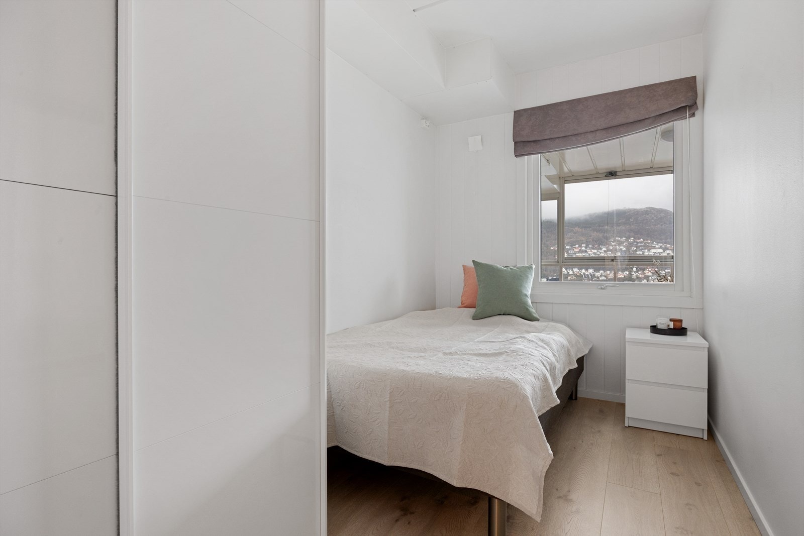 Soverom med skyvedørsgarderobe. Galleribilde