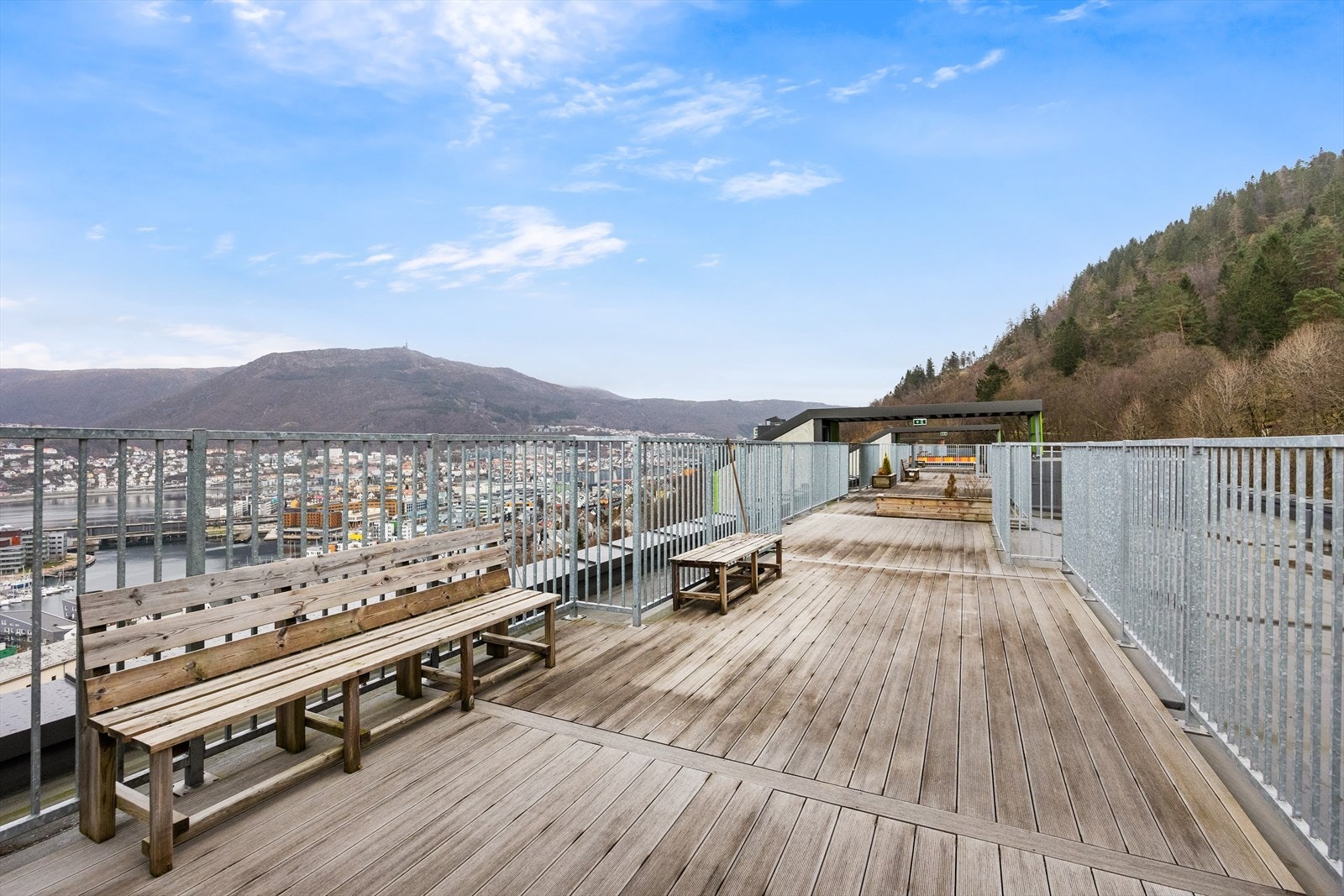 Fra felles takterrasse er det ypperlige sol og utsiktsforhold. Borettslaget har gått gjennom store oppgraderinger på fasade, tak og balkonger som i dag holder en høy standard. Galleribilde