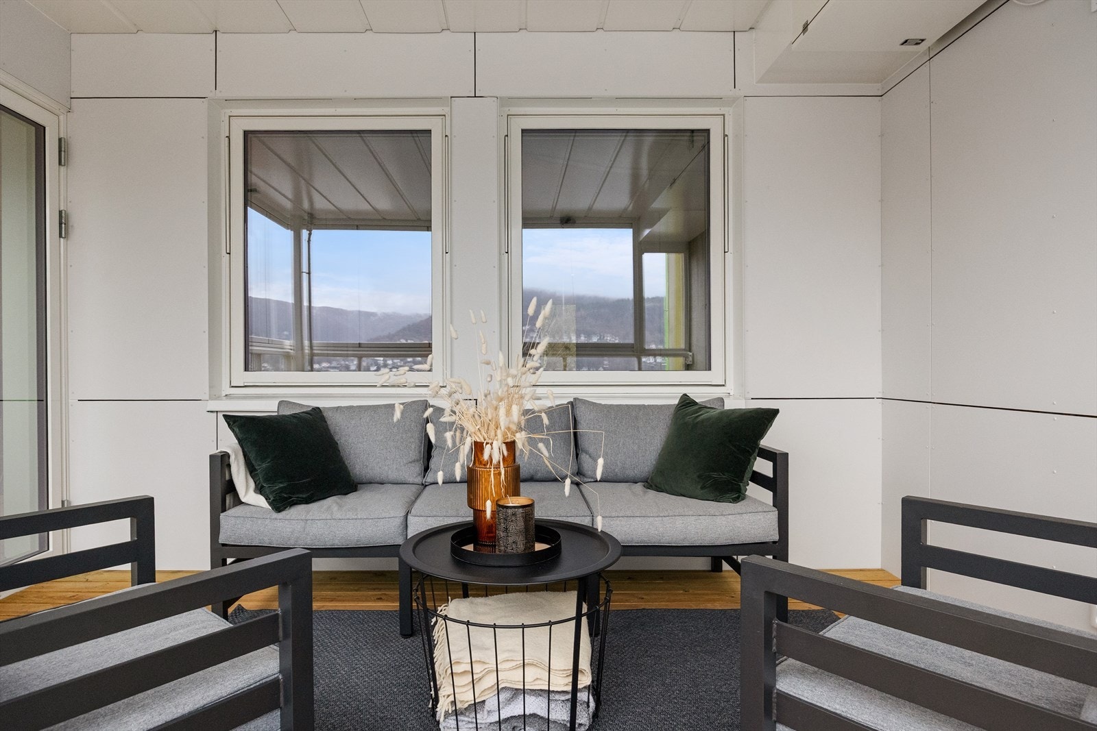 Her kan sommerdagene virkelig nytes. Utemøblene medfølger handelen, sammen med resten av møblementet. Galleribilde