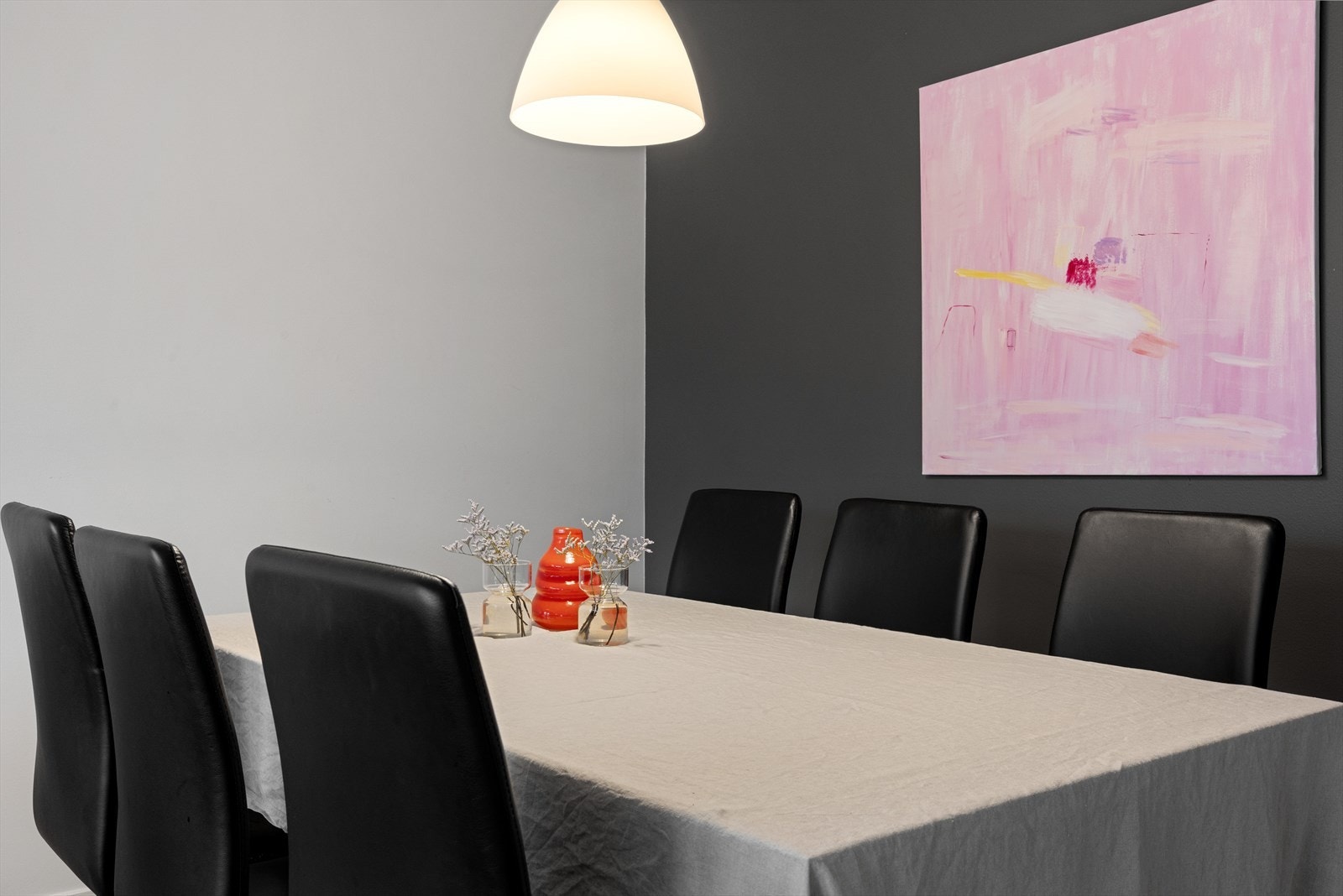 Plass til stort spisebord på i stuen Galleribilde