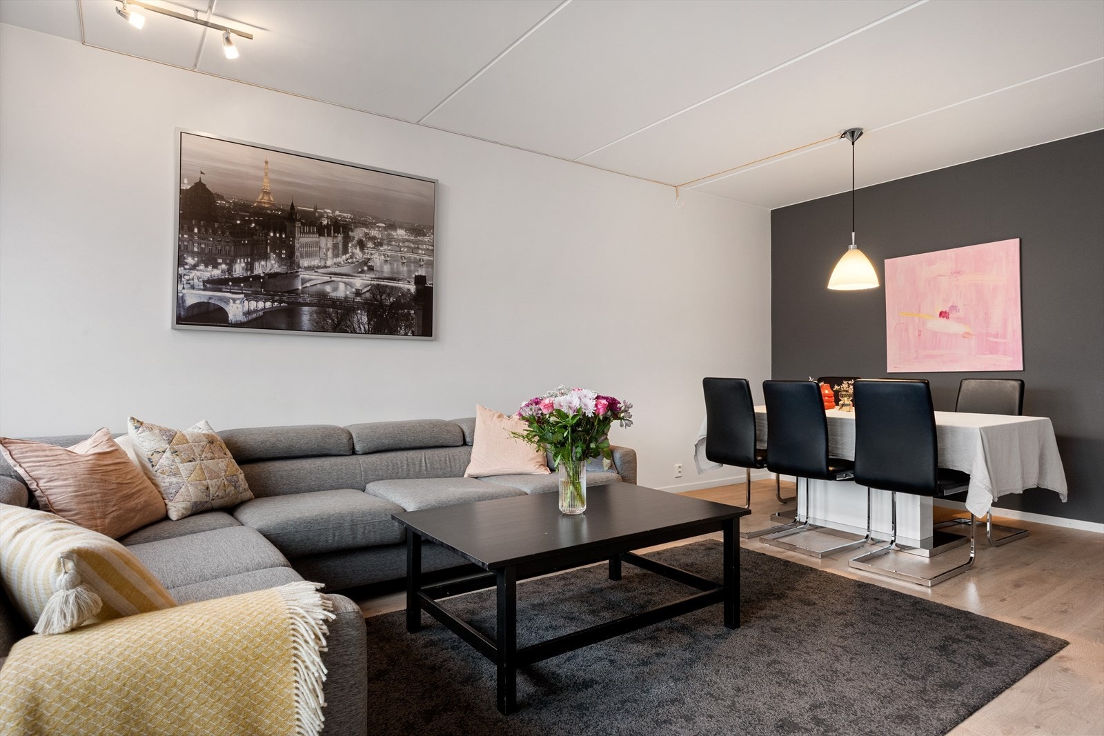 Stuen er fint innredet med sofa- og spisegruppe Galleribilde