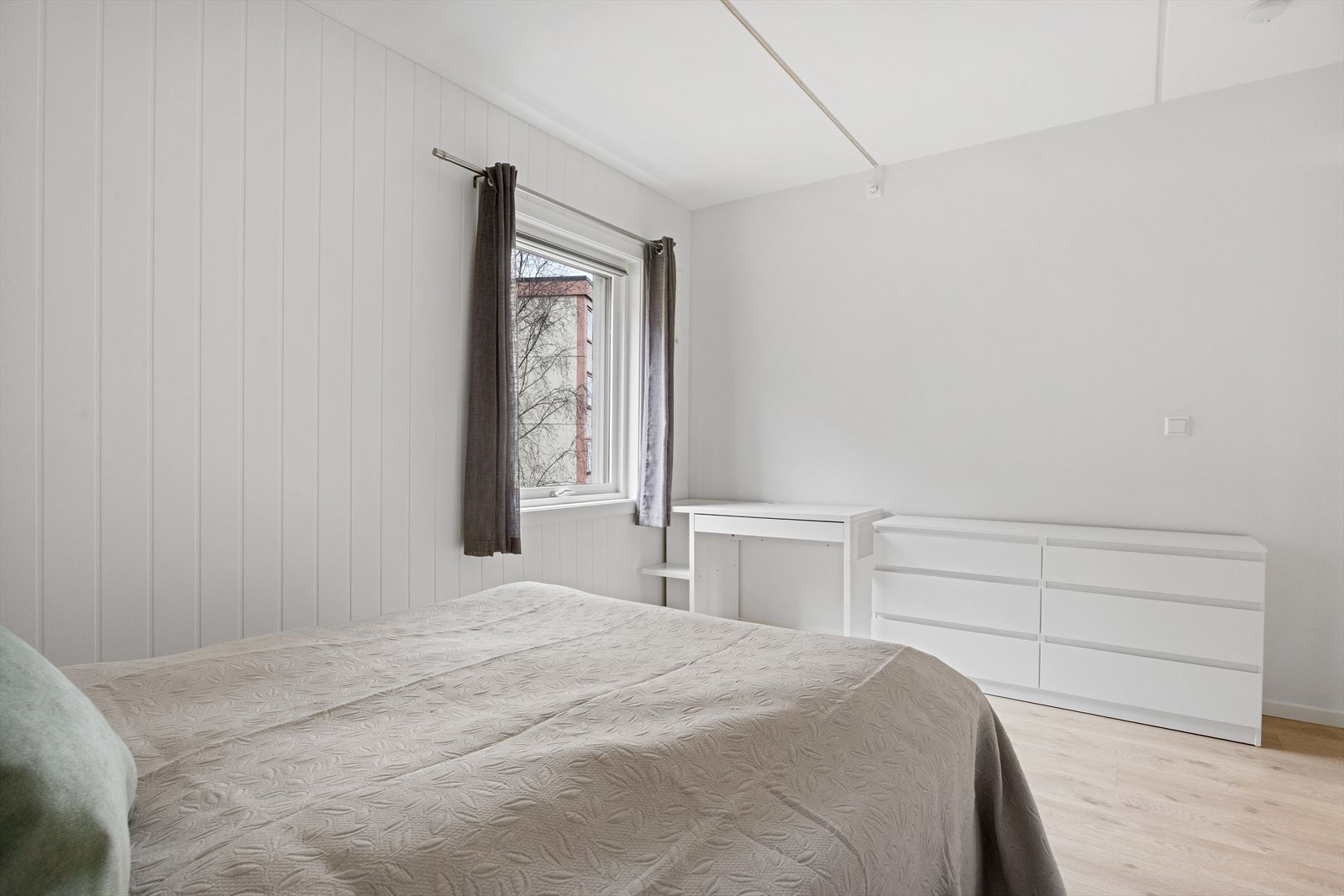 God plass både garderobe og kontorplass på soverommet. Galleribilde