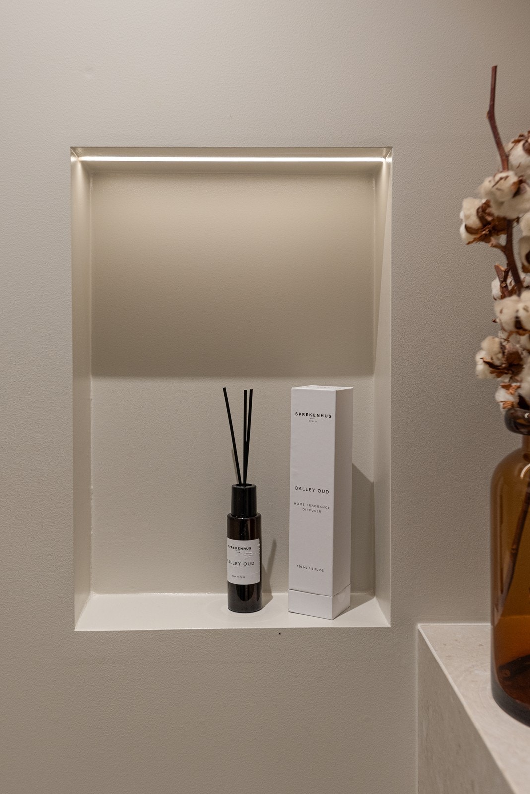 Det er også innfelt nisje med leddlys rett ved vasken. Dette gir et eksklusivt uttrykk Galleribilde