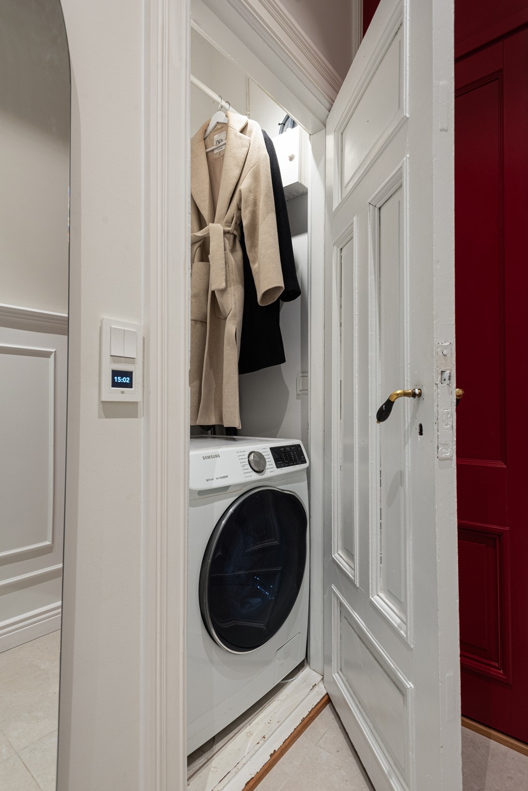 Praktisk nisje i entré med plass til vaskemaskin og oppbevaring Galleribilde