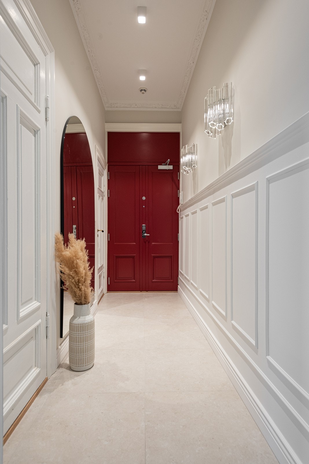 Elegant entré med klassisk brystpanel, downlights og eksklusive detaljer Galleribilde