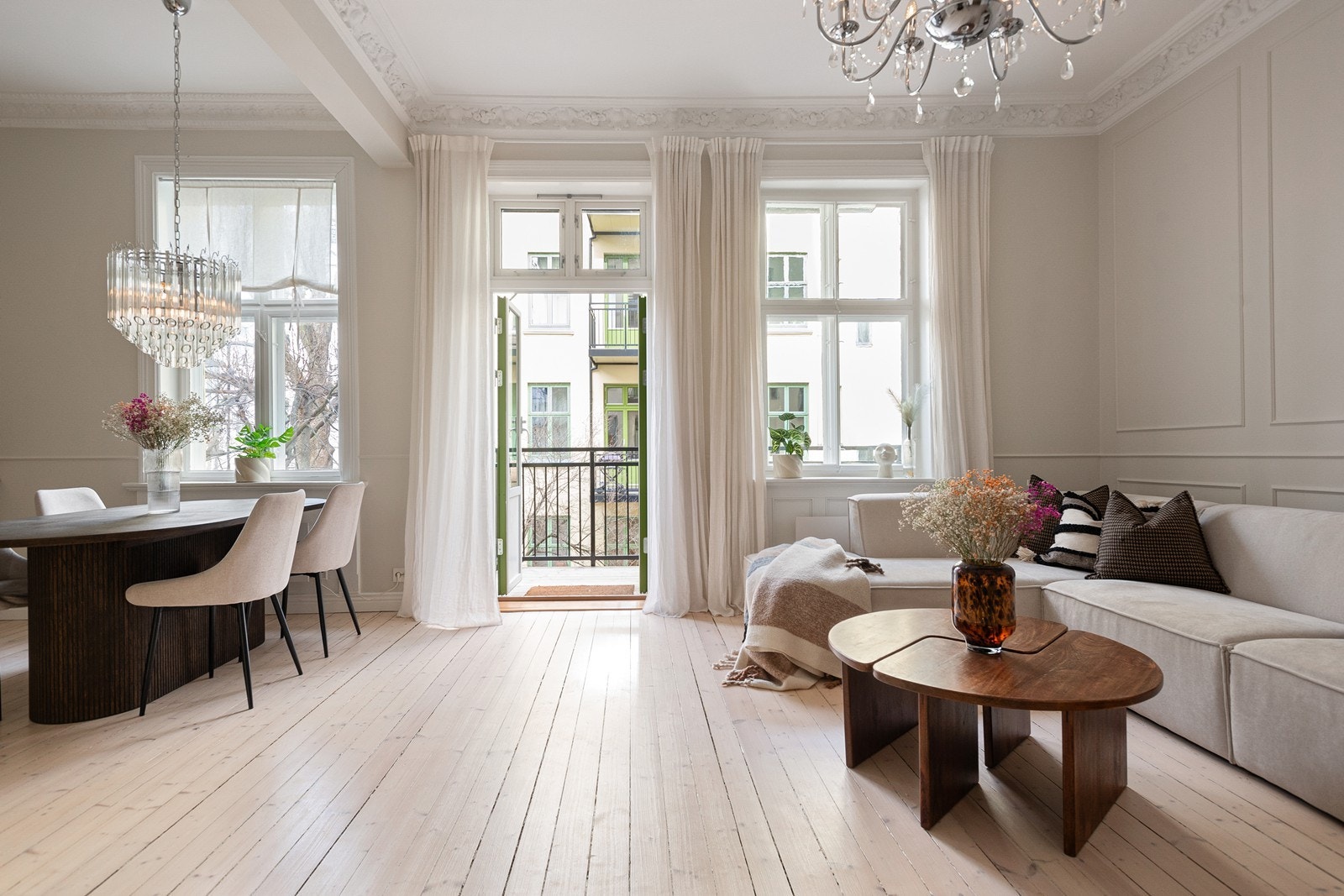 Fra stuen er det direkte adkomst til en flott balkong på 5 kvm Galleribilde