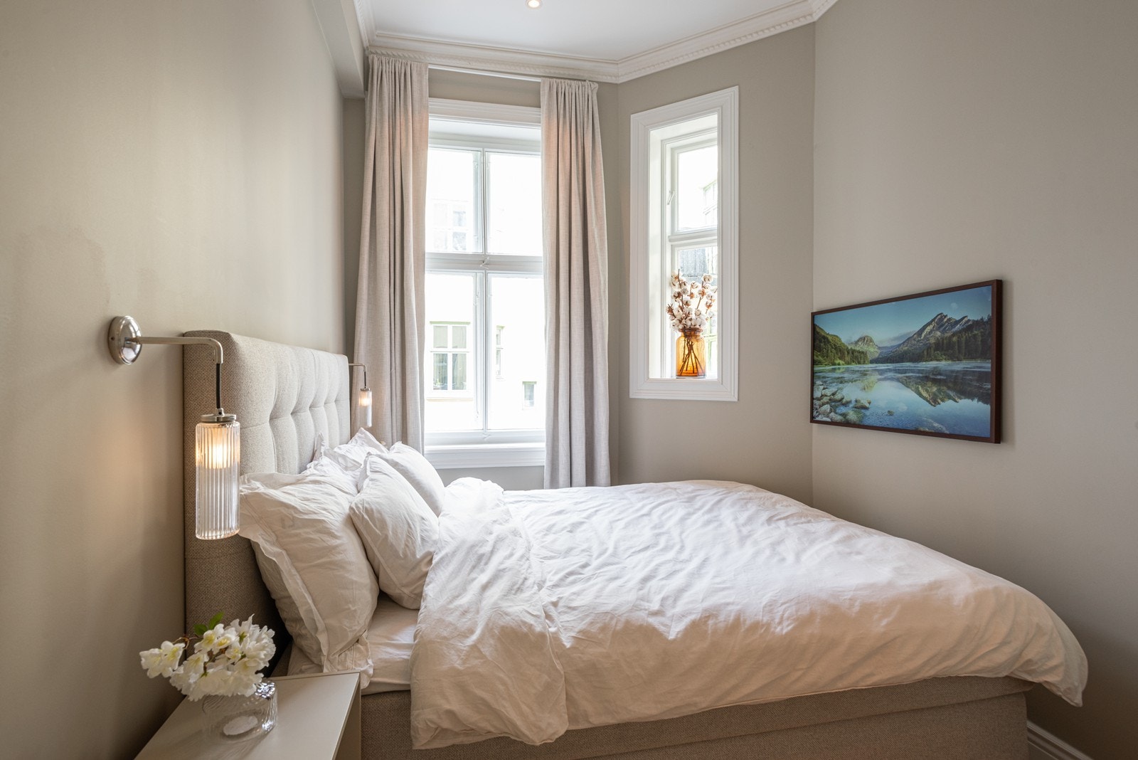 Lyst og lunt soverom med god takhøyde og klassiske detaljer. Plass til dobbeltseng med nattbord på begge sider Galleribilde