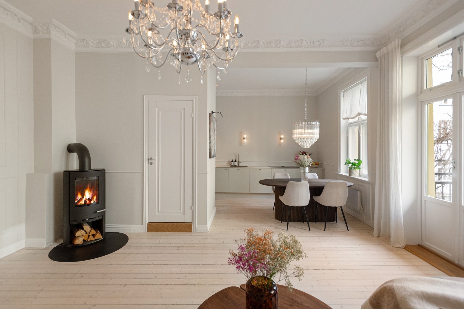 Moderne ildsted som holder leiligheten varm på vinterstid og som bidrar til en hyggelig atmosfære Galleribilde