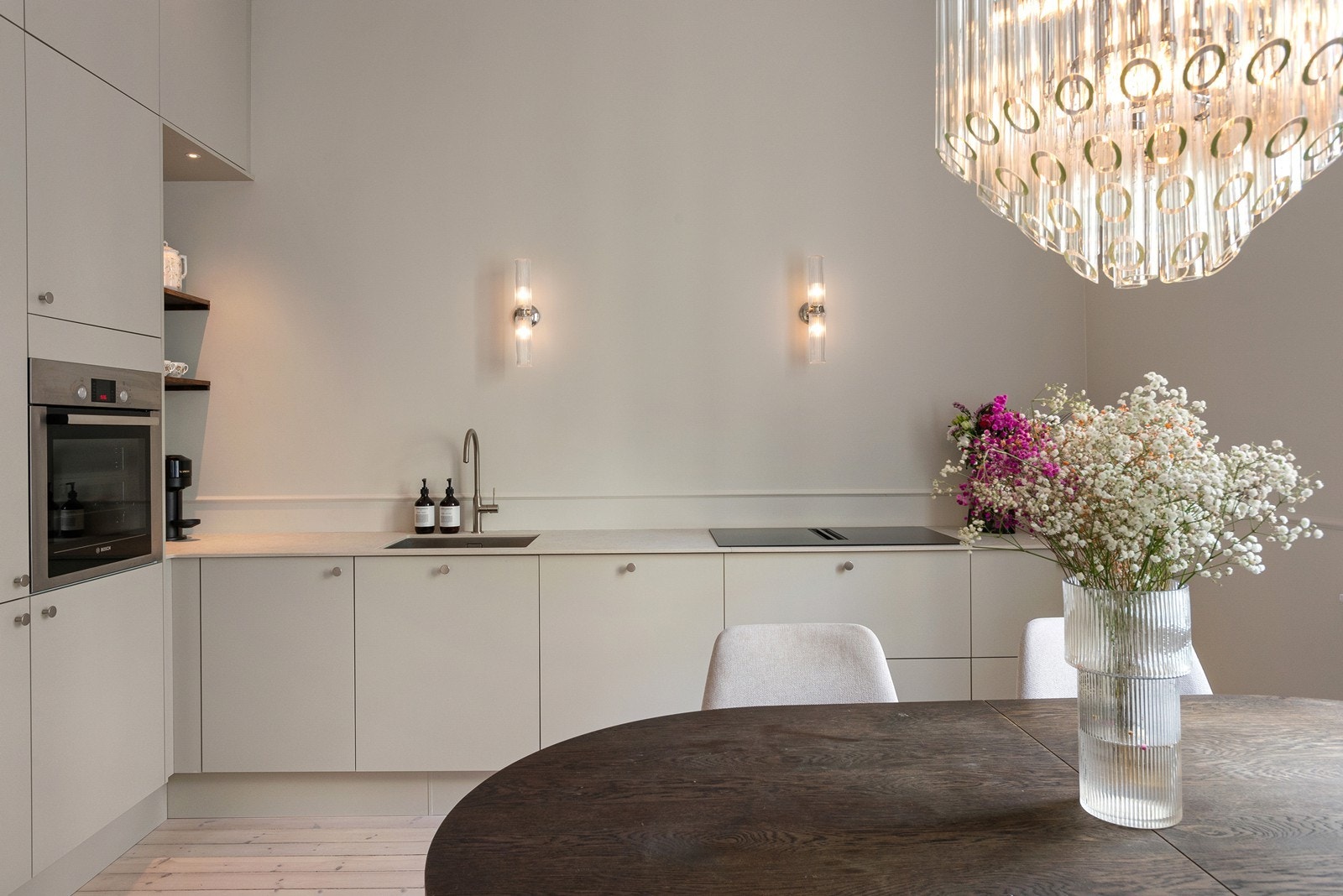 Kjøkkenet har integrerte hvitevarer som platetopp, stekeovn, kjøleskap/frys og oppvaskmaskin Galleribilde