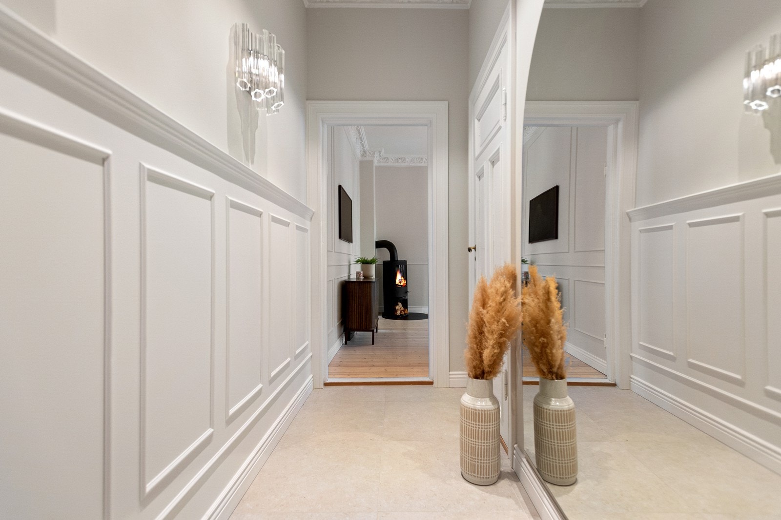 Flislagt entré med adkomst til stue og soverom Galleribilde