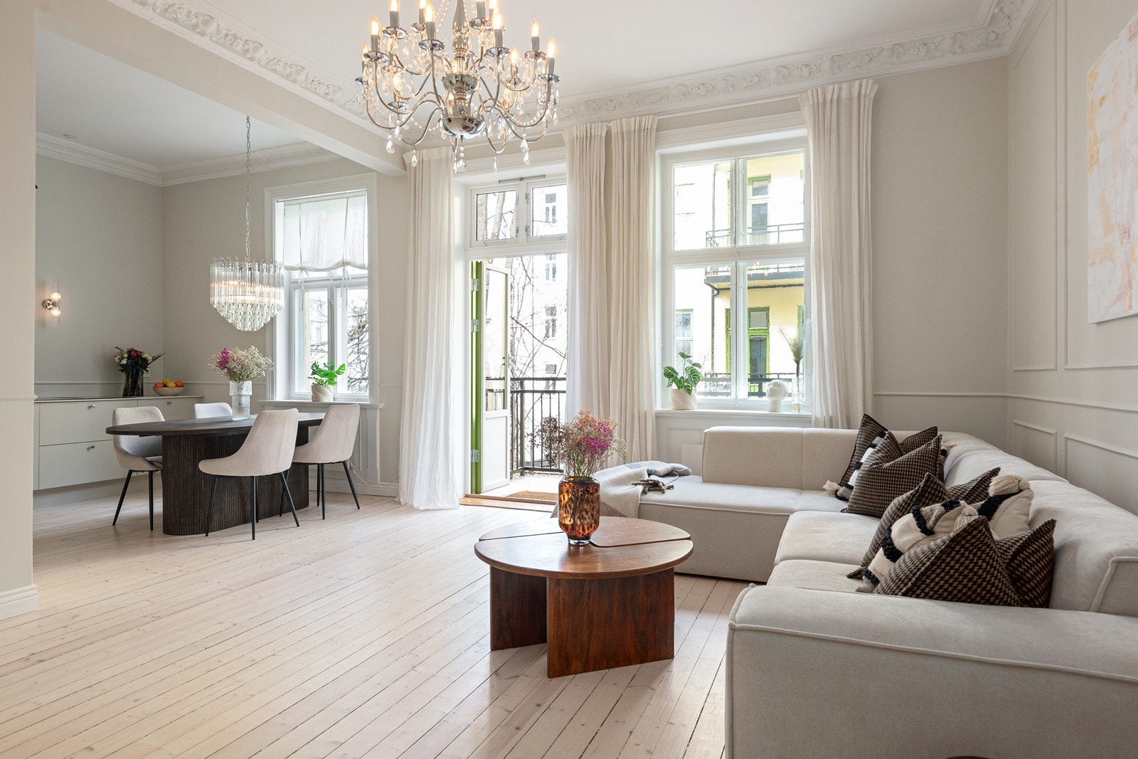 Leiligheten har gjennomgående originalt tregulv og en imponerende takhøyde på ca. 3,17 meter Galleribilde