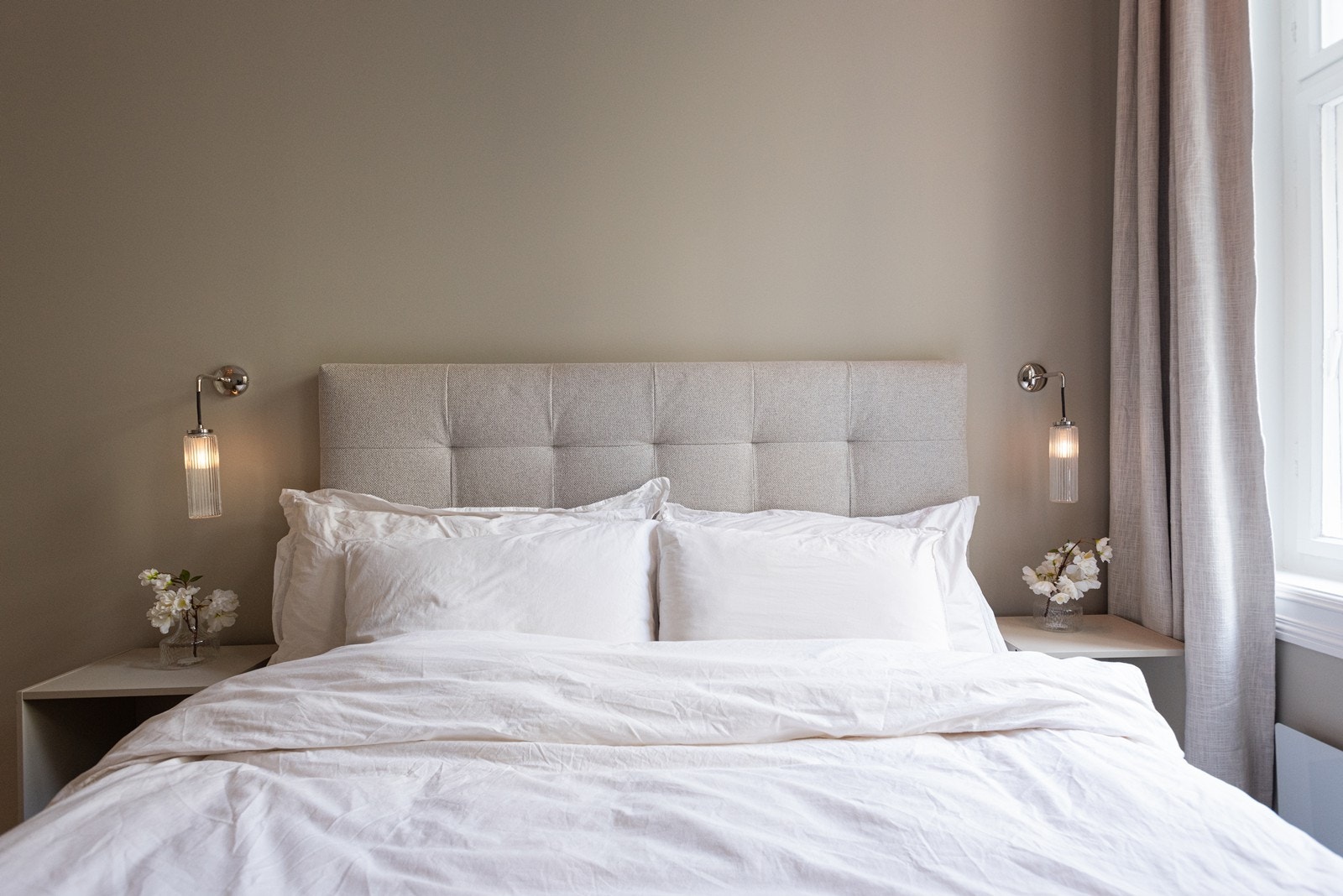 Soverommet byr på harmonisk fargepalett og naturlig lysinnslipp Galleribilde